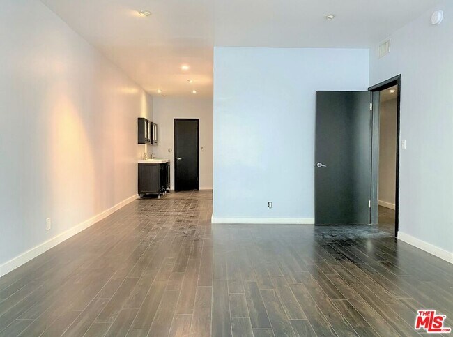 Building Photo - 825 S Le Doux Rd