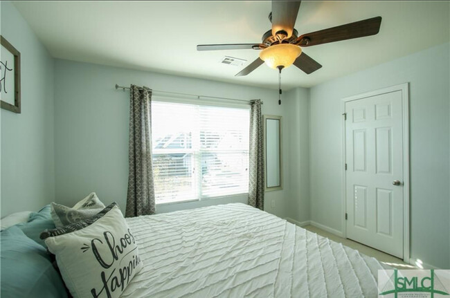 Building Photo - 426 Lions Den Dr