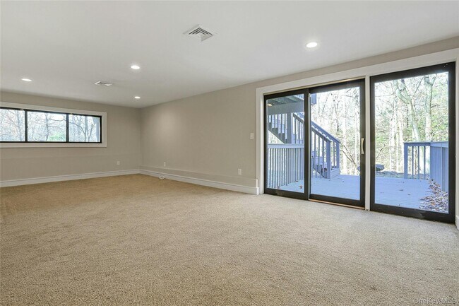 Building Photo - 300 Clausland Mountain Rd