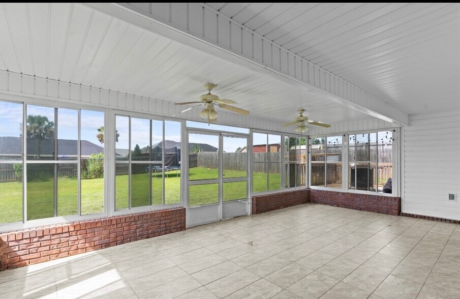 Screenroom - 108 Fieldstone Dr