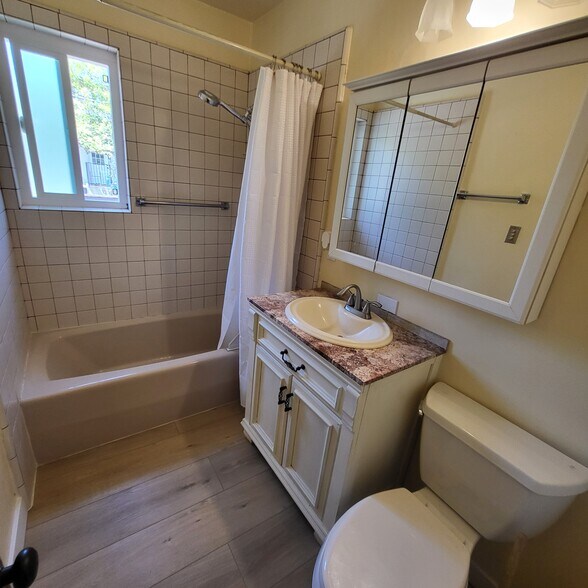 Bath - 10831 Woodbine St