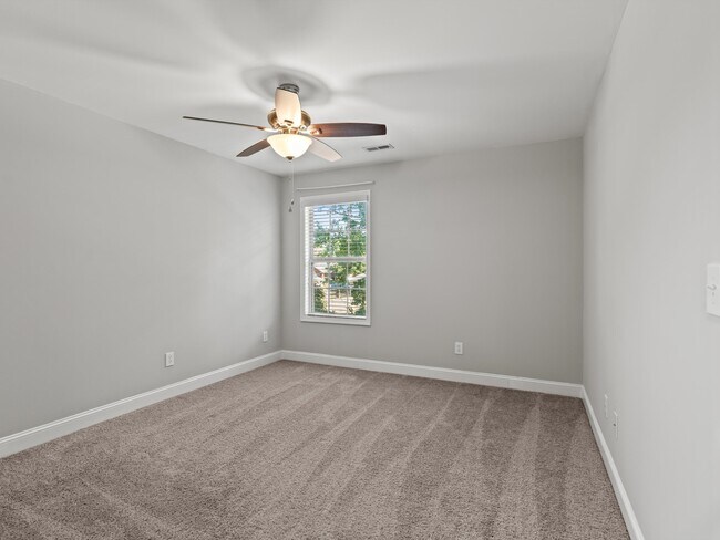 Building Photo - 114 Summer Pointe Ln NW