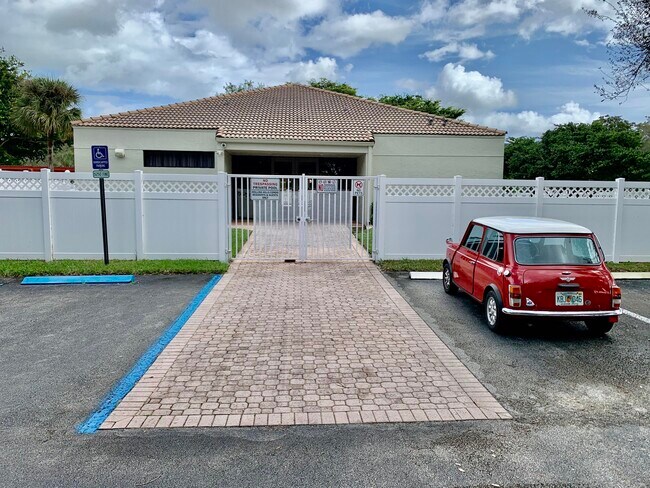 Building Photo - 3100 W Rolling Hills Cir