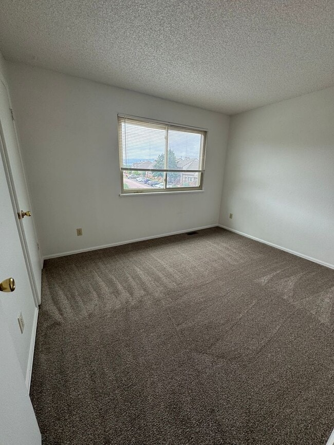 Building Photo - 2 Bedroom 1 1/2 Bath Townhome