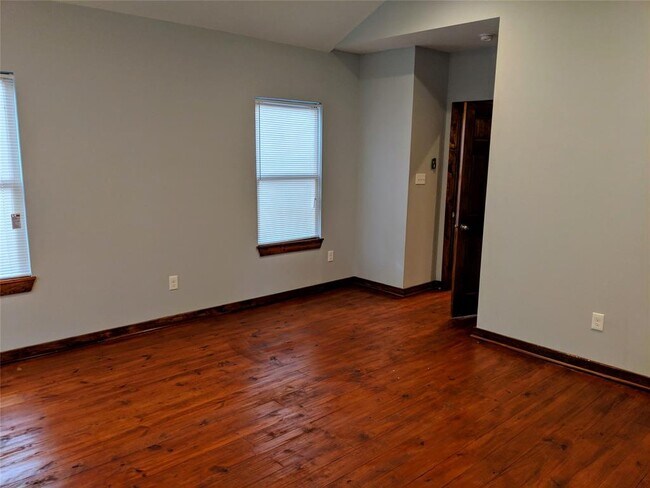 Building Photo - 5118 Dunlop St