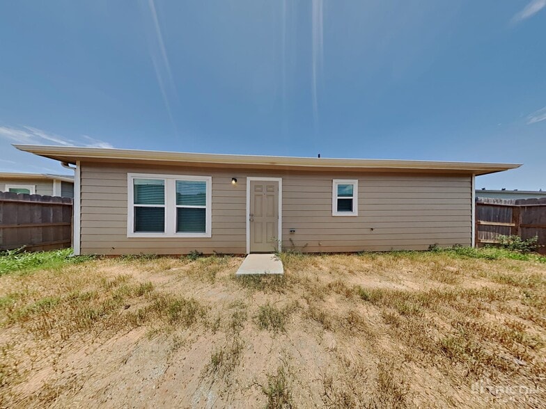Building Photo - 15680 Del Norte Dr
