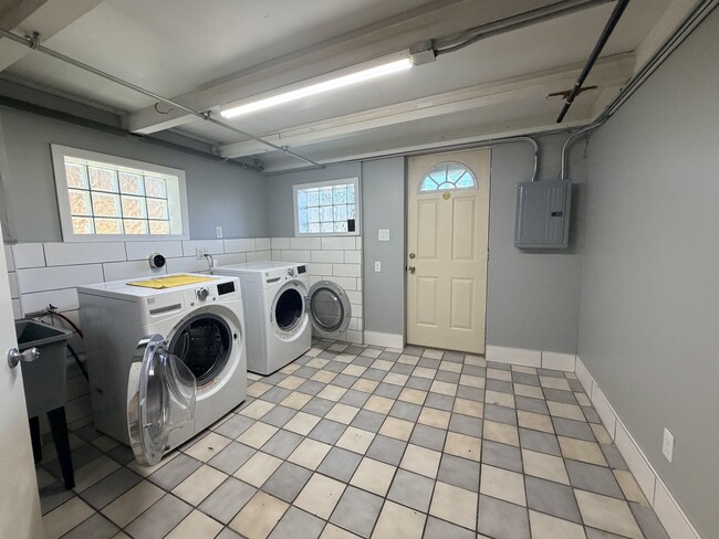 Building Photo - 3507 S 53rd Ave