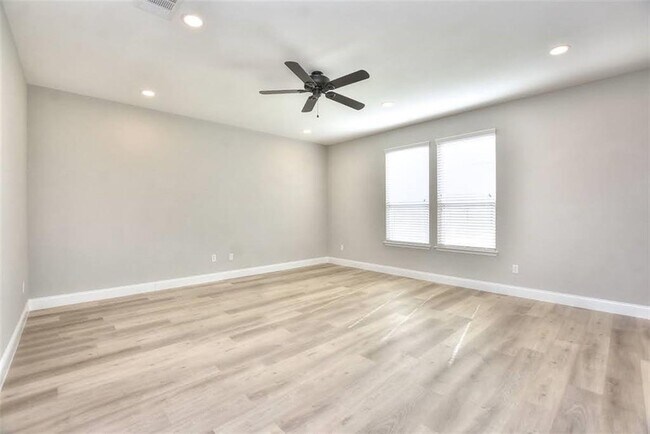 Building Photo - 204 Russet Trl