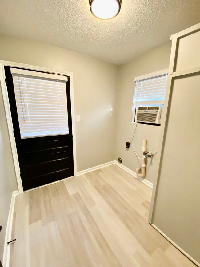 Building Photo - 120 Sis Ln