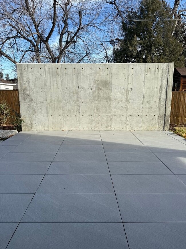 Building Photo - Silver Maple Stunning