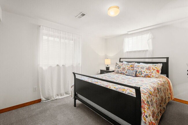 Building Photo - 8040 S Jasmine Cir