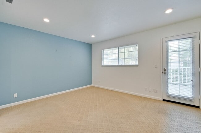 Building Photo - 2-Suite Townhome in Whisman Station Area | Easy Access to 101/237/85