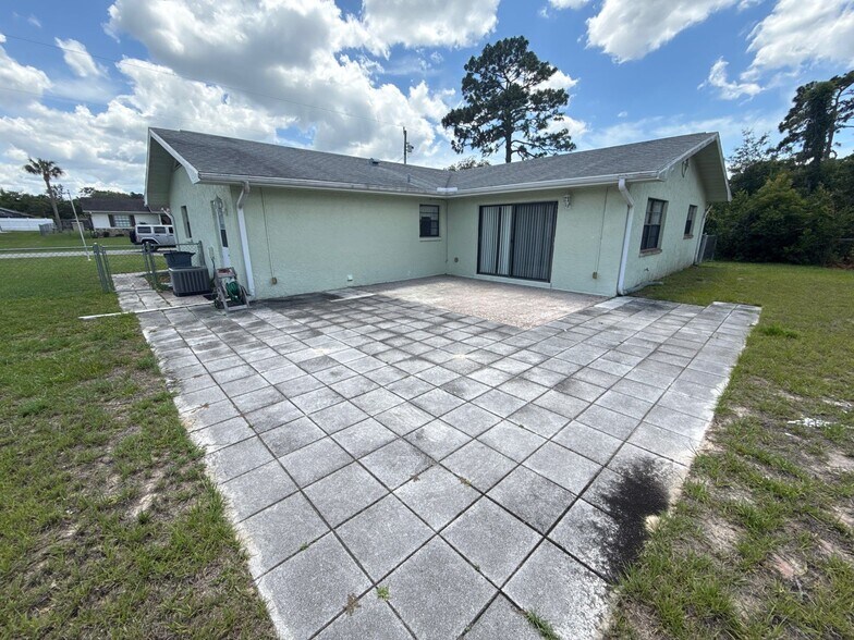 Building Photo - 8215 W Cecil Ln