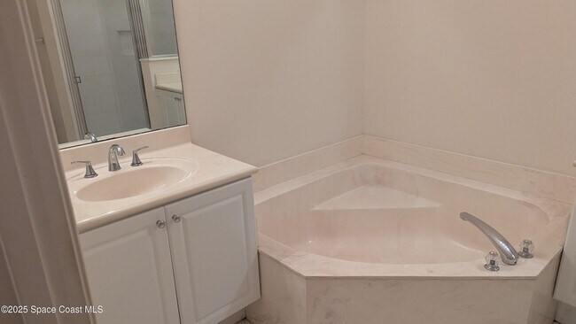 Building Photo - 826 Middleton Dr SW