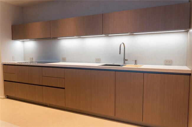 Building Photo - 5959 Collins Ave