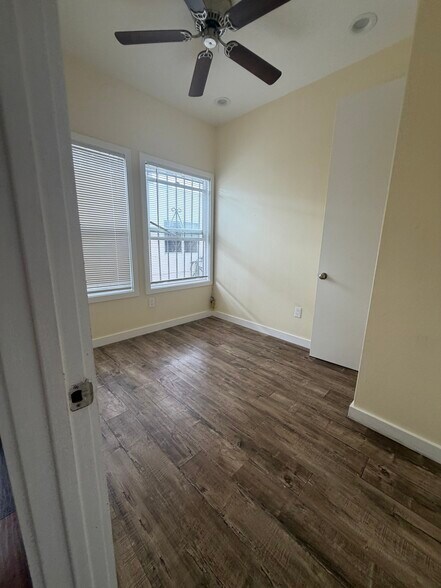 Building Photo - 602 W 87th St