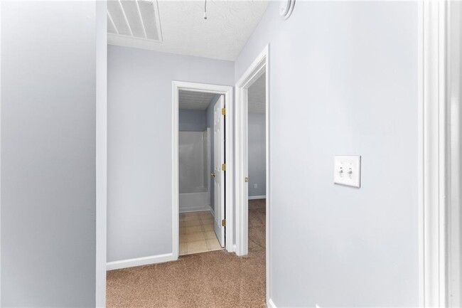 Building Photo - 400 Spring Head Dr SE