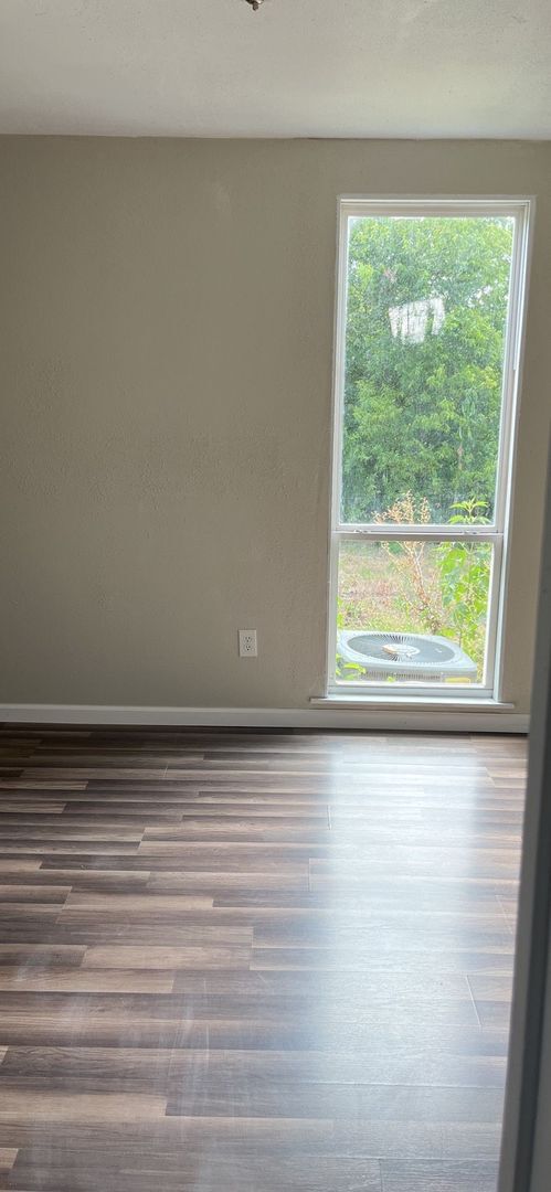 Building Photo - 4 Bedroom, 2 Bathroom Home w/ Bonus Room