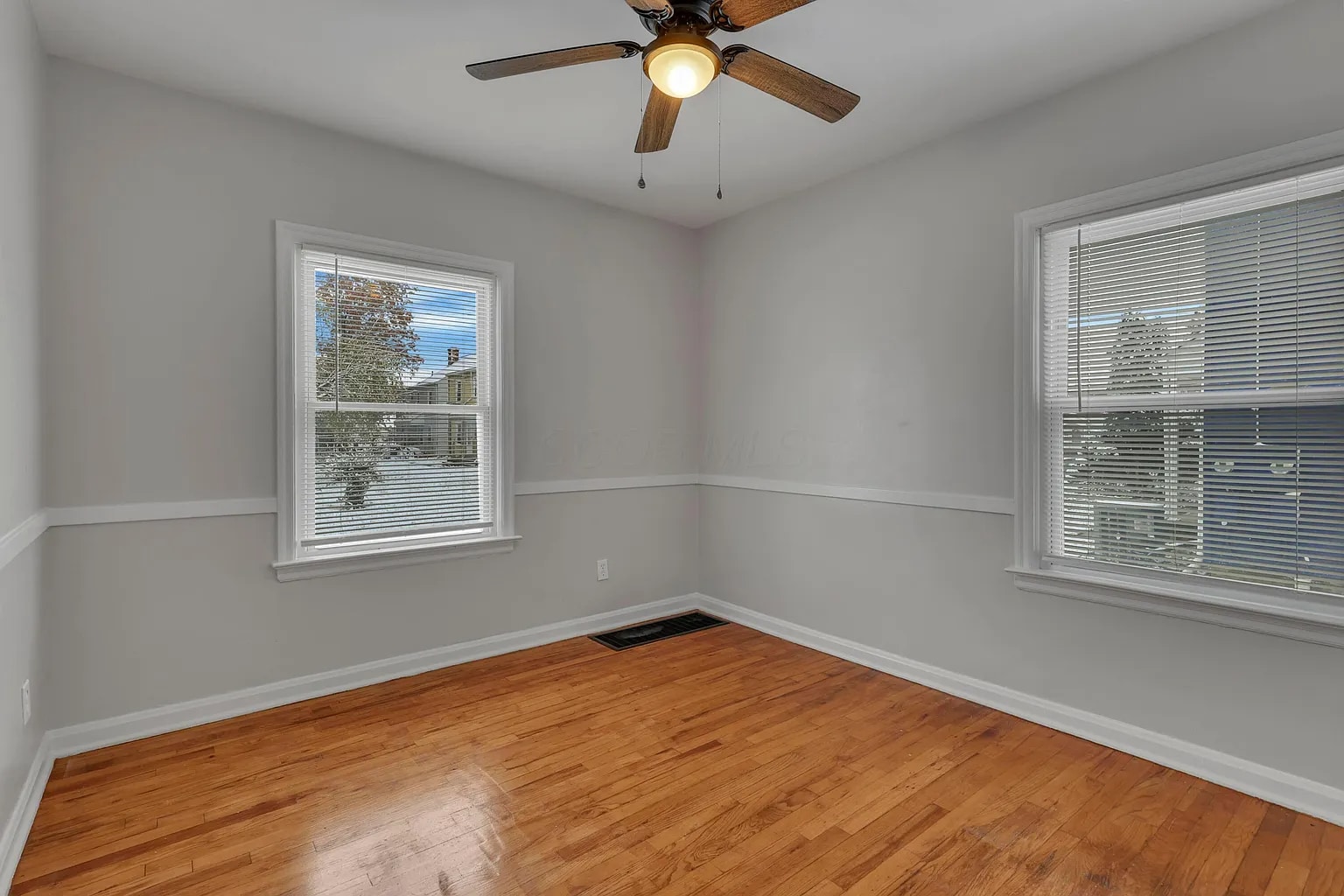 Building Photo - 354 N Roosevelt Ave