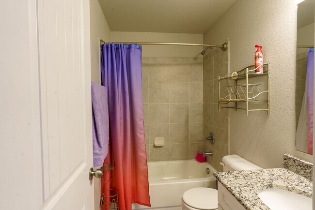 Building Photo - Like new in Ventana! 4 bedroom,3 bath, fen...