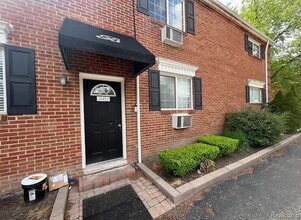 Building Photo - 2445 Torquay Ave