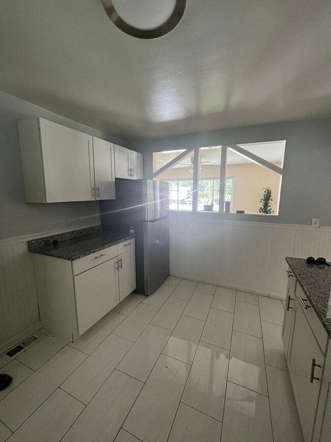 Building Photo - Three Bed, 2 Bath in Cincinnati!