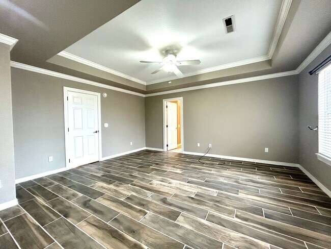 Building Photo - Spacious 3 bed 2 bath Single Family with a Large Fenced Backyard!