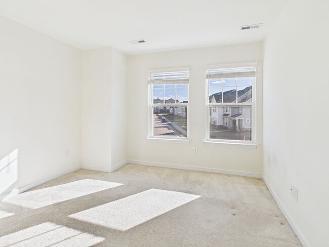 Building Photo - 6600 Wy Pt Dr