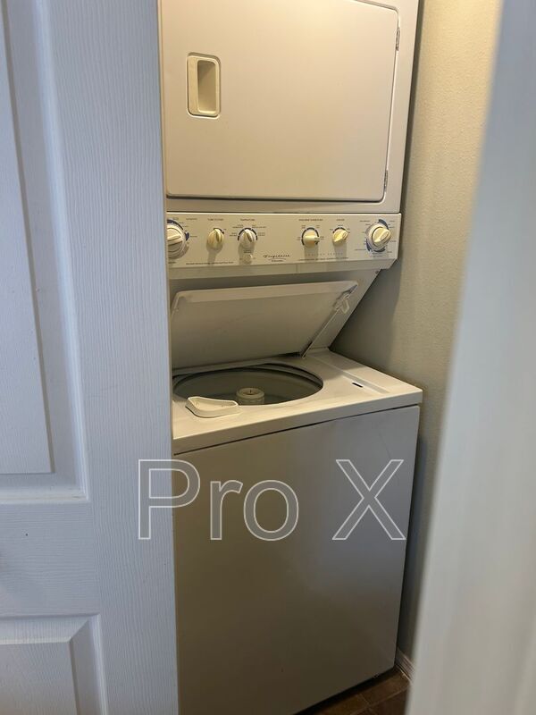 Building Photo - 1009 SE J St