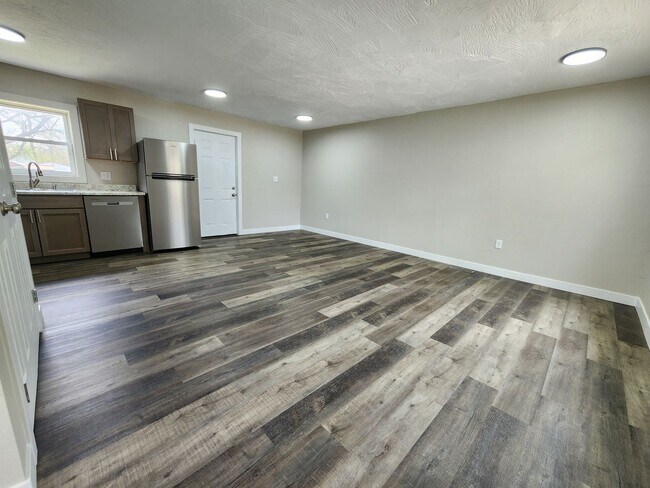 Building Photo - Spacious 2-Bedroom, 1-Bathroom Home AVAILABLE NOW!!