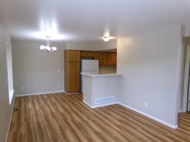 Building Photo - 844 Apex Dr