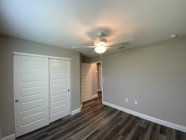 Building Photo - 13 Poplar Ln