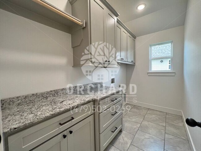 Building Photo - Siloam Springs- Single-Family Home- Stunning Cherrywood Plan