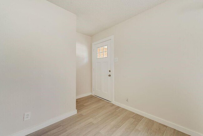 Building Photo - Charming Lease Opportunity in a Convenient Dallas Location!
