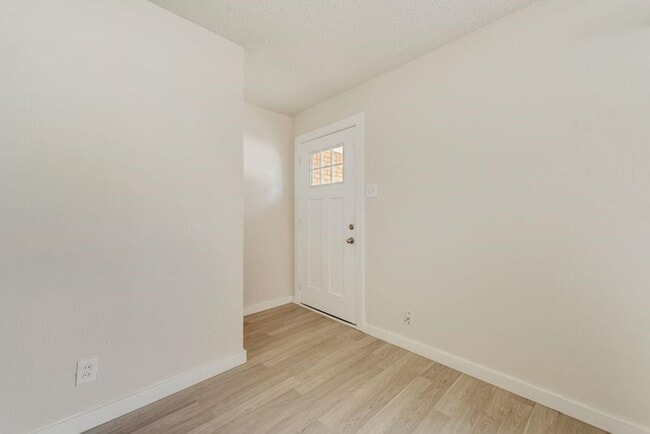 Building Photo - Welcome to this beautifully maintained hom...