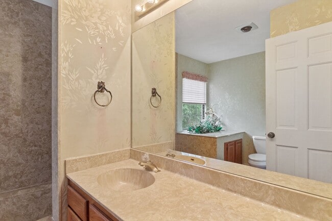Building Photo - Escape to Your Private Paradise!