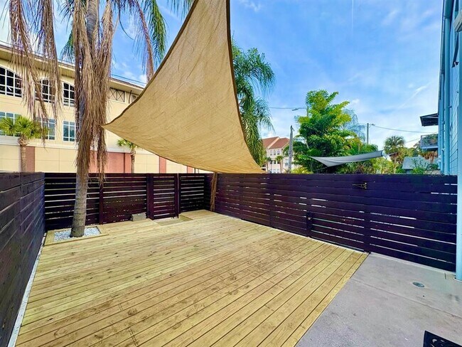 Building Photo - 2511 W Azeele St