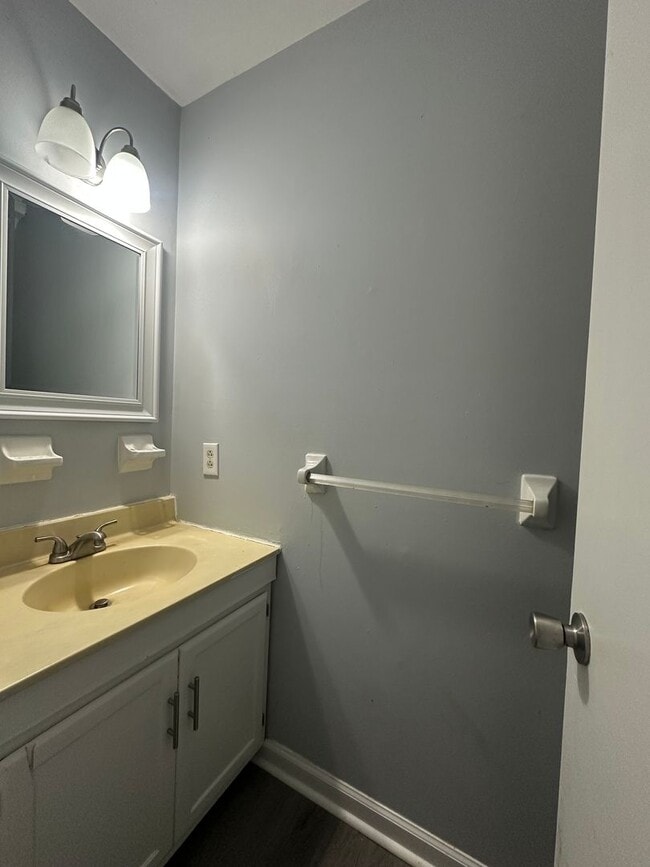 Building Photo - Available Now! Townhouse in Jacksonville