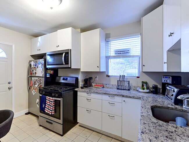Building Photo - 16 Chilcott Pl