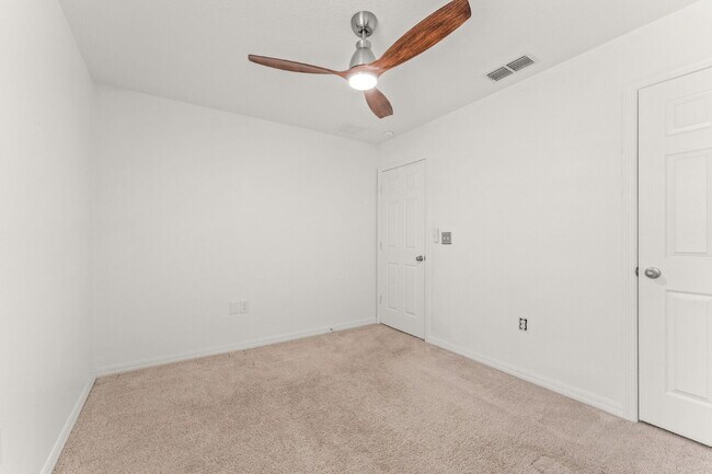 Building Photo - Spacious 3-Bed, 2.5 Bath End Unit Townhome in Windermere with 2 Car Garage!