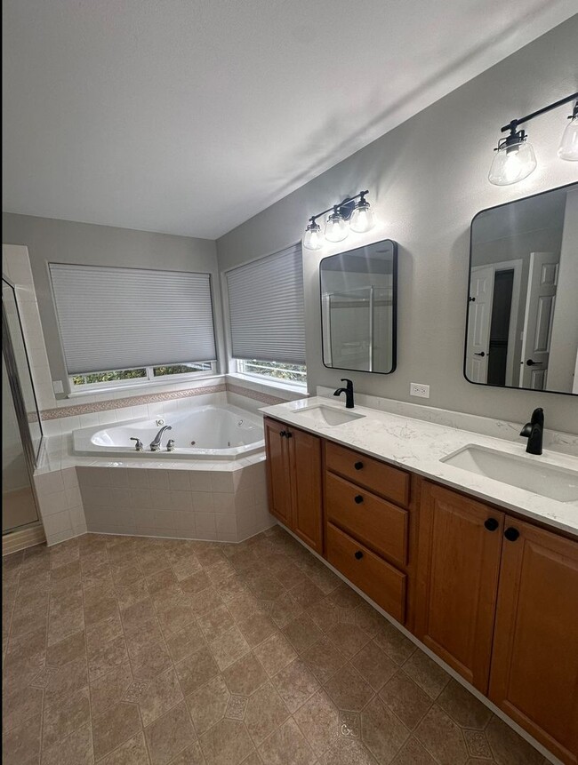 Building Photo - Stunning 3 level home with beautiful views
