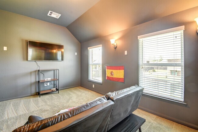 Building Photo - 25710 Oakwood Knoll Dr