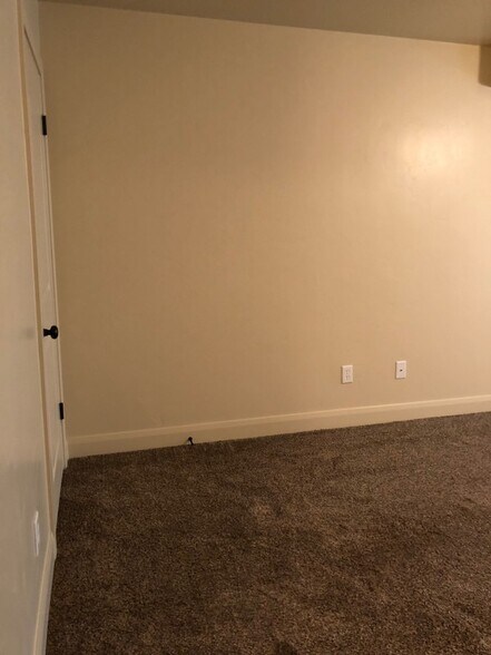 Building Photo - 1060 E 200 S