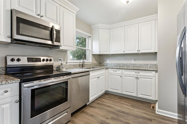 Building Photo - Charming brick rancher with modern kitchen...