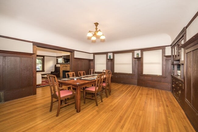 Building Photo - Spacious Home w/ Old World Charm, Steps to...