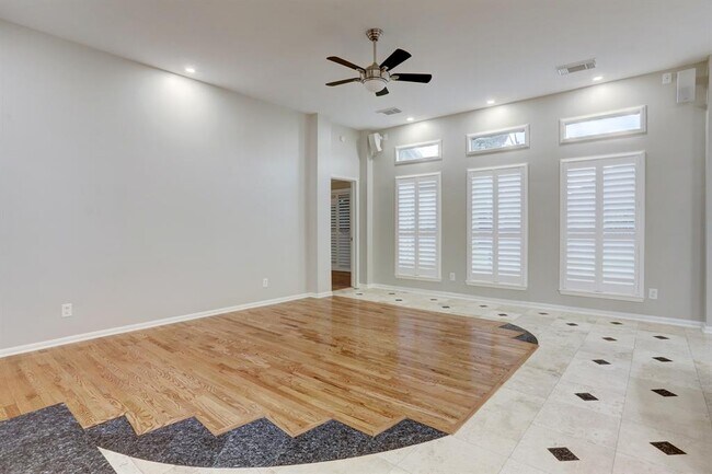 Building Photo - 1117 Carriage Ct