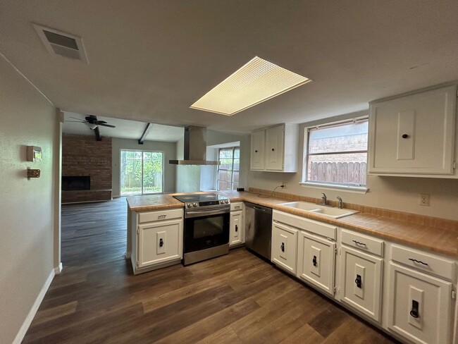 Building Photo - 3BED/2BATH Home for lease! Available Now in Live Oak!
