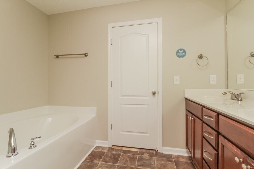 Building Photo - 5205 Rockridge Ct