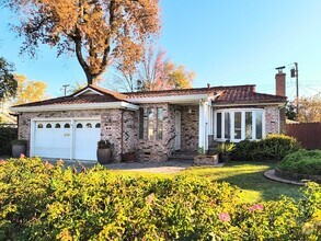 Building Photo - Lovely Carmichael Home, Must See!!