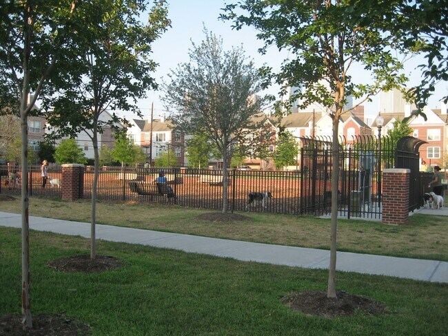 Building Photo - 2104 Gillette St